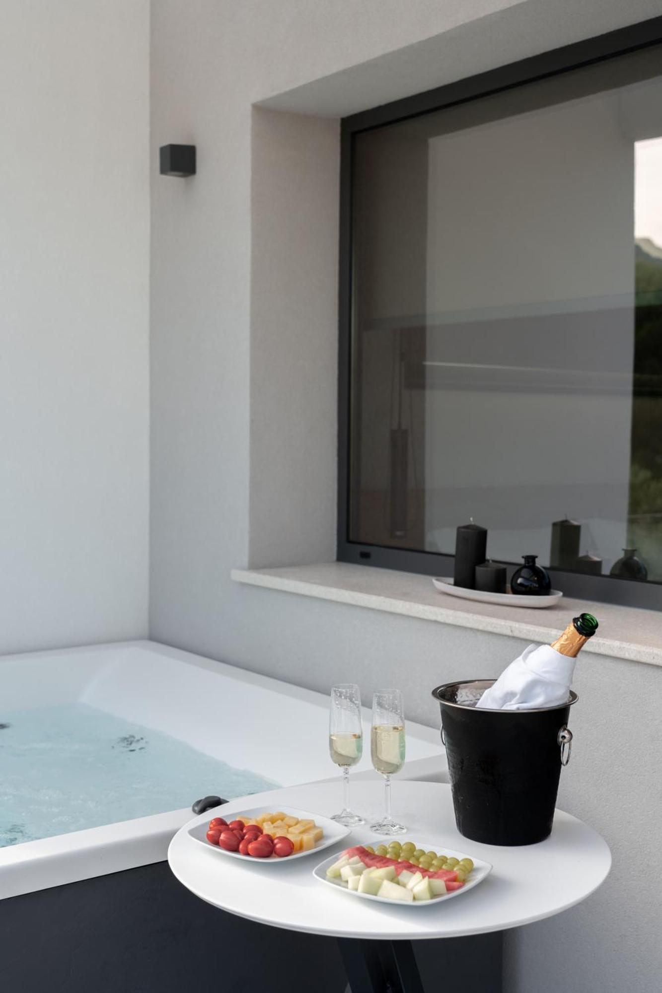 Sealuxe Living Aparthotel Nea Iraklitsa Εξωτερικό φωτογραφία